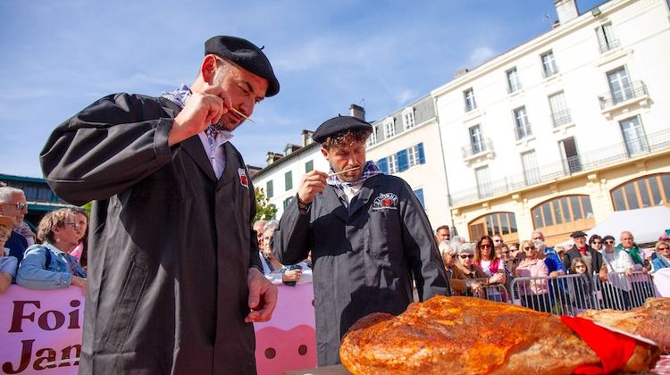 PLAISIRS AU JAMBON – Bayonne en fête et Michel Istillar de Hélette à l’honneur